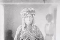 عکس| سفر زمان؛ تصویری از یک «زن کلدانی» در خانه‌اش در دوران قاجار