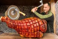 ببینید| غذای روستایی در آذربایجان؛ کباب کردن ران گاو با سس مخصوص روی آتش