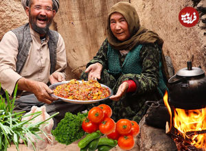 (ویدئو) پخت غذای محلی با سیب زمینی، تخم مرغ و آرد توسط زوج مسن افغان