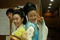 عکس| سفر به تاریخ؛ تبلیغات انتخاباتی «تسو، یونگ‌پو و بانو یومیول» در خیابان؛ دو سال بعد از سریال «جومونگ»