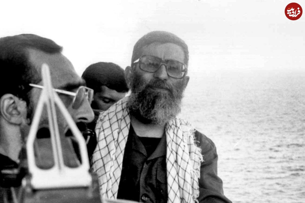 عکس؛ سفر به تاریخ؛ «رهبر انقلاب» با لباس نظامی در «مانور دریایی شهادت»؛ سال 1366