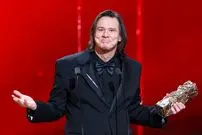 عکس| سفر در زمان؛ «جیم کری» در کنار همسر و دخترش ئ در خانه اش؛ سال 1369