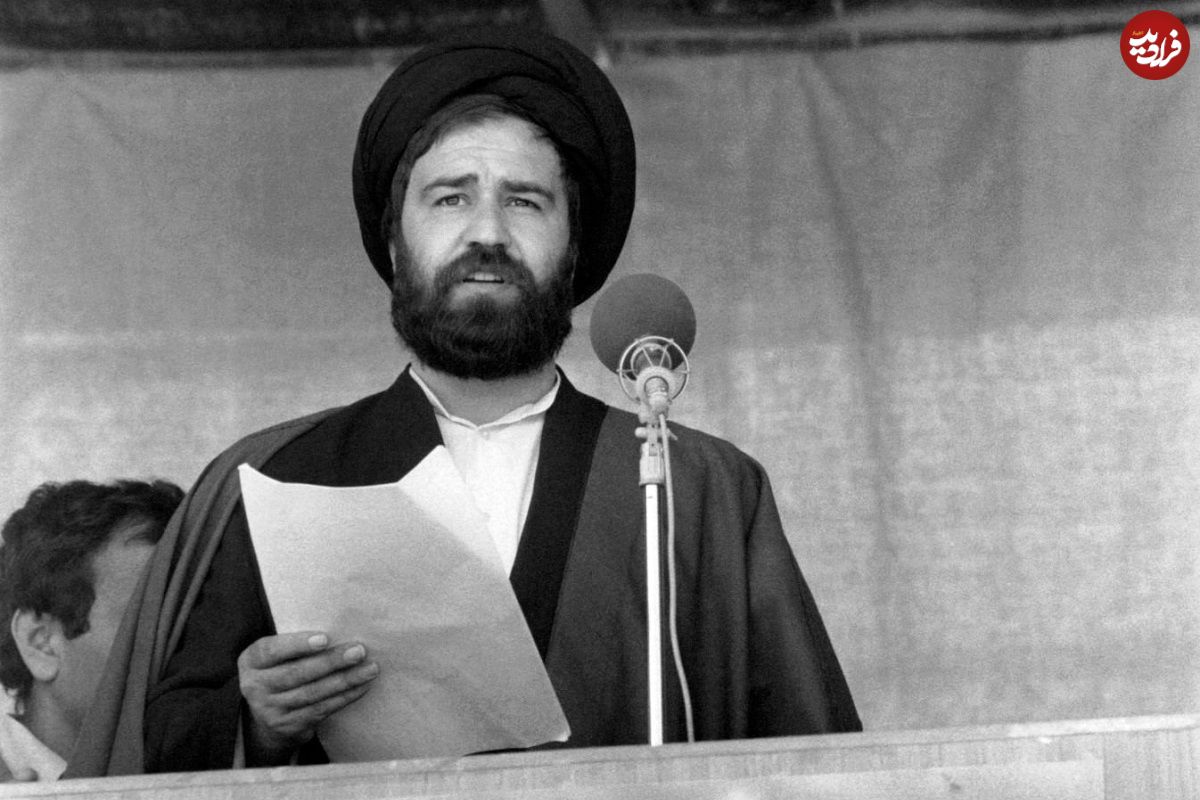 عکس؛ سفر در زمان؛ «سیداحمد خمینی در کنار 4 گروگان سفارت آمریکا»؛ سال 1358