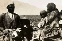 عکس| سفر به ایران قدیم؛ تصویری از یک کاروان «خر سوار» در دوران قاجار