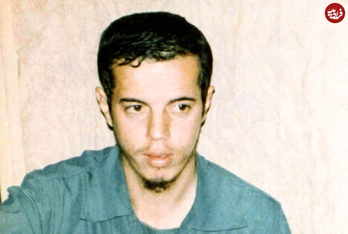 عکس؛ سفر به تاریخ؛ «شهید حسن باقری» قبل از انقلاب با دوستانش در کنار آرامگاه باباطاهر