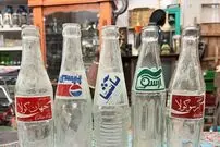 عکس| سفر به تهران قدیم؛ «بارفروش با الاغ اش» در مقابل یک نوشابه فروشی در حوالی بازار؛ دهه 50