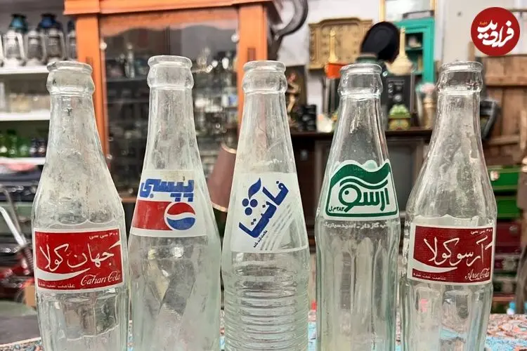 عکس| سفر به تهران قدیم؛ «بارفروش با الاغ اش» در مقابل یک نوشابه فروشی در حوالی بازار؛ دهه 50