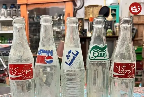 عکس| سفر به تهران قدیم؛ «بارفروش با الاغ اش» در مقابل یک نوشابه فروشی در حوالی بازار؛ دهه 50