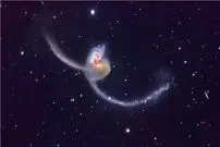 عکسی دیدنی از دوئل کهکشان‌های دوشاخک در اعماق فضا