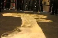 عکس؛ هنر خیابانی؛ خلاقیت هنرمند بریتانیایی که در مرکز خرید یک «خرس قطبی خیالی» خلق کرده است