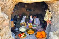ببینید؛ غذای عشایری در ایران؛ پخت زرشک پلو با مرغ بریان 