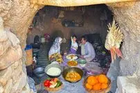 ببینید؛ غذای عشایری در ایران؛ پخت زرشک پلو با مرغ بریان 