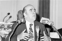 سفر در زمان؛ یادداشت‌های علم، شنبه ۲۲ اردیبهشت ۱۳۵۲: امروز هویدا برای یک مسافرت سه هفته‌ای به لهستان و تونس رفت، خدا شانس بدهد از این آسودگی