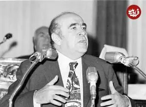 سفر در زمان؛ یادداشت‌های علم، شنبه ۲۲ اردیبهشت ۱۳۵۲: امروز هویدا برای یک مسافرت سه هفته‌ای به لهستان و تونس رفت، خدا شانس بدهد از این آسودگی