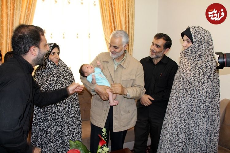 عکس؛ سفر در زمان؛ دیدار خصوصی «سردار سلیمانی و خانواده با رهبر انقلاب»؛ سال 93