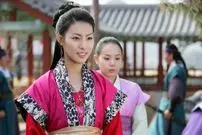 عکس| سفر زمان؛ تیپ و چهرۀ «یی‌جی، همسر موهیول» در مراسم معرفی یک سریال؛ 3 سال بعد از «امپراتور بادها»