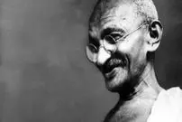 عکس| سفر در زمان؛ پیکر پوشیده از گل «ماهاتما گاندی» پس از فوت؛ سال 1326