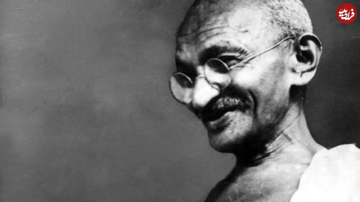 عکس| سفر در زمان؛ پیکر پوشیده از گل «ماهاتما گاندی» پس از فوت؛ سال 1326