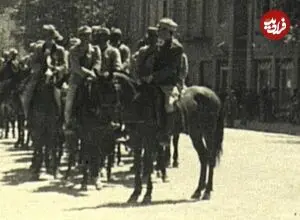 عکس| سفر زمان؛ حضور سواره‌نظام در یکی از خیابان‌های تهران برای جلوگیری از تظاهرات؛ 80 سال قبل