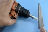 (ویدئو) چگونه می توان با شمع خودرو چاقو را به شدت تیز کرد؟