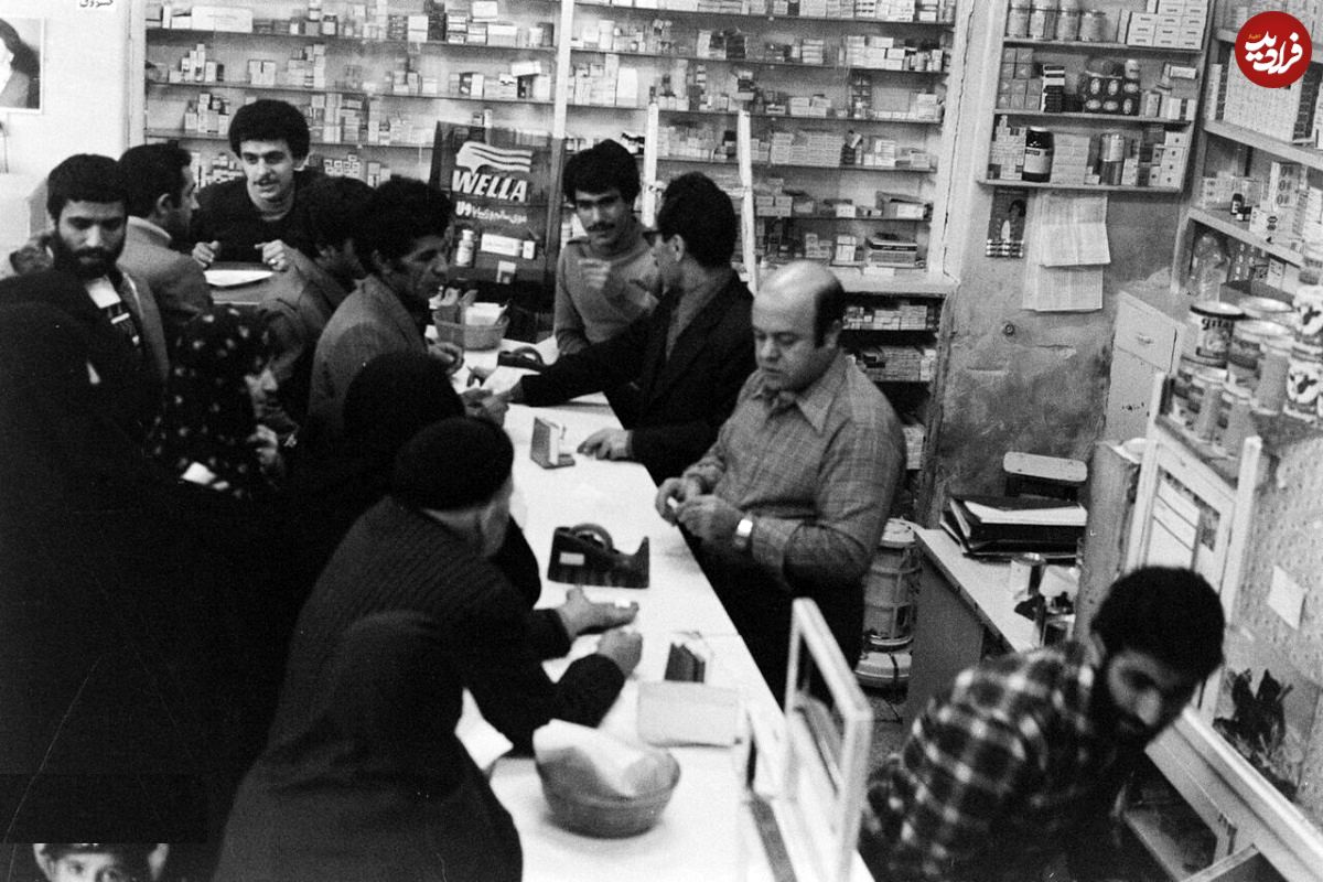 عکس؛ سفر در زمان؛ آنفلوانزا داروخانههای تهران را شلوغ کرد!
