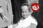 عکس| سفر زمان؛ تراشیدن موهای پسربچۀ تهرانی در کنار خیابان؛ 99 سال قبل