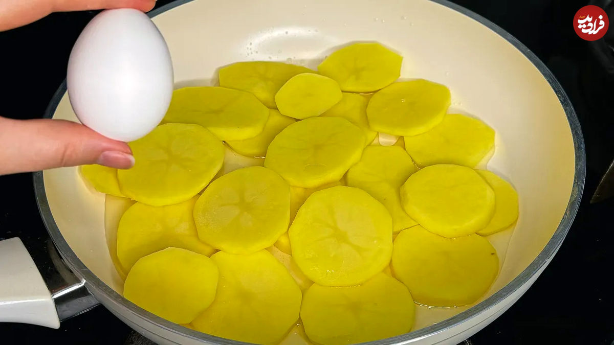 (ویدئو) نحوه پخت یک غذای ساده آمریکایی با سیب زمینی و تخم مرغ