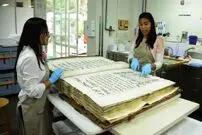 (تصاویر) کتاب های عجیب و غول پیکر یک کشیش! 