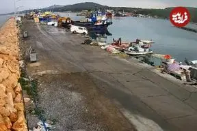 ببینید؛ لحظه سقوط خودروی ون به داخل دریا