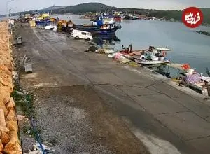 ببینید؛ لحظه سقوط خودروی ون به داخل دریا