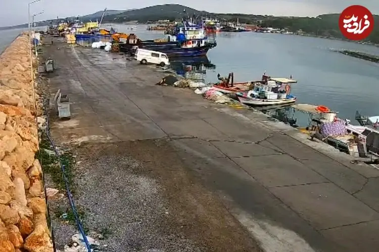 ببینید؛ لحظه سقوط خودروی ون به داخل دریا