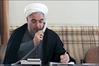 عکس؛ سفر به تاریخ؛ «حسن روحانی» در حال بوسیدن دست مادر؛ سال 1392