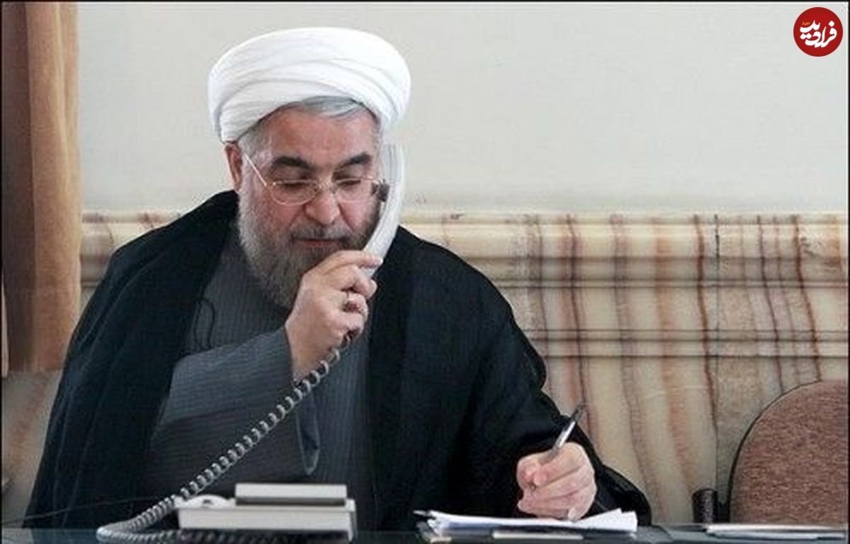 عکس؛ سفر به تاریخ؛ «حسن روحانی» در حال بوسیدن دست مادر؛ سال 1392