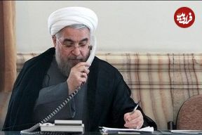 عکس؛ سفر به تاریخ؛ «حسن روحانی» در حال بوسیدن دست مادر؛ سال 1392