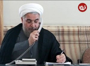عکس؛ سفر به تاریخ؛ «حسن روحانی» در حال بوسیدن دست مادر؛ سال 1392