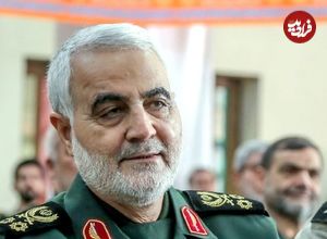 عکس؛ سفر در زمان؛ «سردار حاجی زاده در کنار سردار سلیمانی» در یک مراسم ختم؛ دهه 90