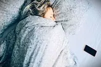 خوابیدن با لباس گرم چه تاثیراتی روی بدن ما دارد؟
