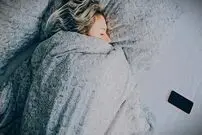خوابیدن با لباس گرم چه تاثیراتی روی بدن ما دارد؟