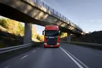 ببینید| وحشت آفرینی راننده کامیون مست در بزرگراه