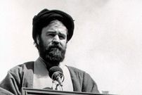 عکس؛ سفر به تاریخ؛ «سید احمد خمینی» در حال انجام ورزش زورخانه‌ای؛ دهۀ 1360