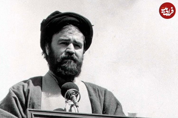 عکس؛ سفر به تاریخ؛ «سید احمد خمینی» در حال انجام ورزش زورخانه‌ای؛ دهۀ 1360