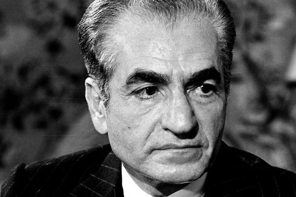 سفر در زمان؛ یادداشت‌های علم، سه شنبه ۲۳ مرداد ۱۳۵۱: شاه برآشفت و گفت فرمانده نیروی هوایی با اجازه چه کسی می‌خواهد با سفیر آمریکا ملاقات کند