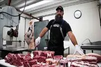 (ویدئو) فرآیند سلاخی و برش یک گاو بزرگ 400 کیلوگرمی توسط قصاب آمریکایی