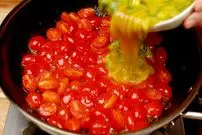 ببینید| طرز تهیه یک املت ساده چینی با گوجه گیلاسی و تخم مرغ