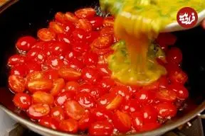 ببینید| طرز تهیه یک املت ساده چینی با گوجه گیلاسی و تخم مرغ