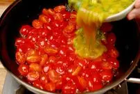 ببینید| طرز تهیه یک املت ساده چینی با گوجه گیلاسی و تخم مرغ