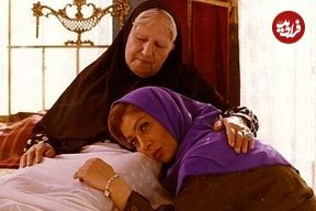 عکس| سفر در زمان؛ «افسانه چهره آزاد» در حال بوسیدن تصویر مادربزرگ مشهورش؛ سال 1403