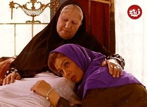 عکس| سفر در زمان؛ «افسانه چهره آزاد» در حال بوسیدن تصویر مادربزرگ مشهورش؛ سال 1403