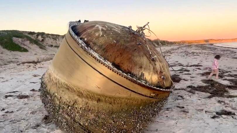 (عکس) جنجال پیدا شدن استوانه مرموز طلایی در ساحل استرالیا