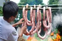 (ویدئو) غذای روستایی در چین؛ نحوه تهیه سوسیس دودی خانگی با ماندگاری استثنایی